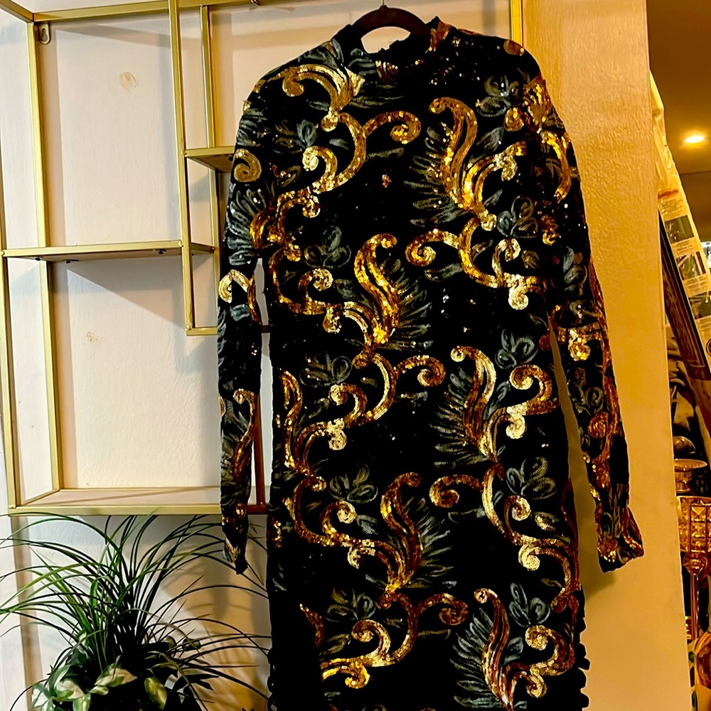 Very nice party dress  great Christmas dress